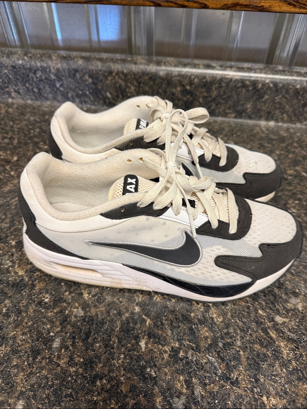 Nike Low-Top air max Sneakers in White and Black